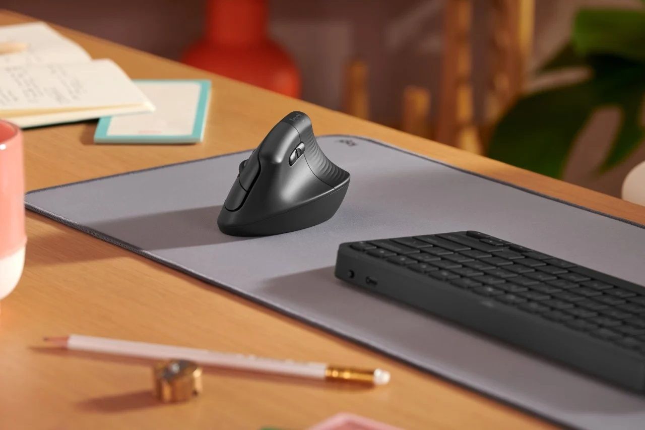 Logitech trình làng chuột Lift công thái học với thiết kế cầm theo chiều dọc