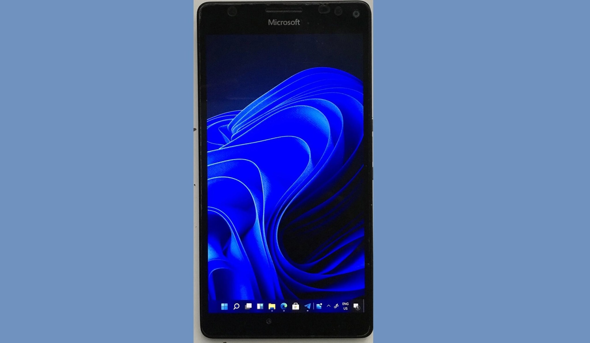 Không chỉ PC với laptop, điện thoại Lumia 950XL cũng cài được Windows 11