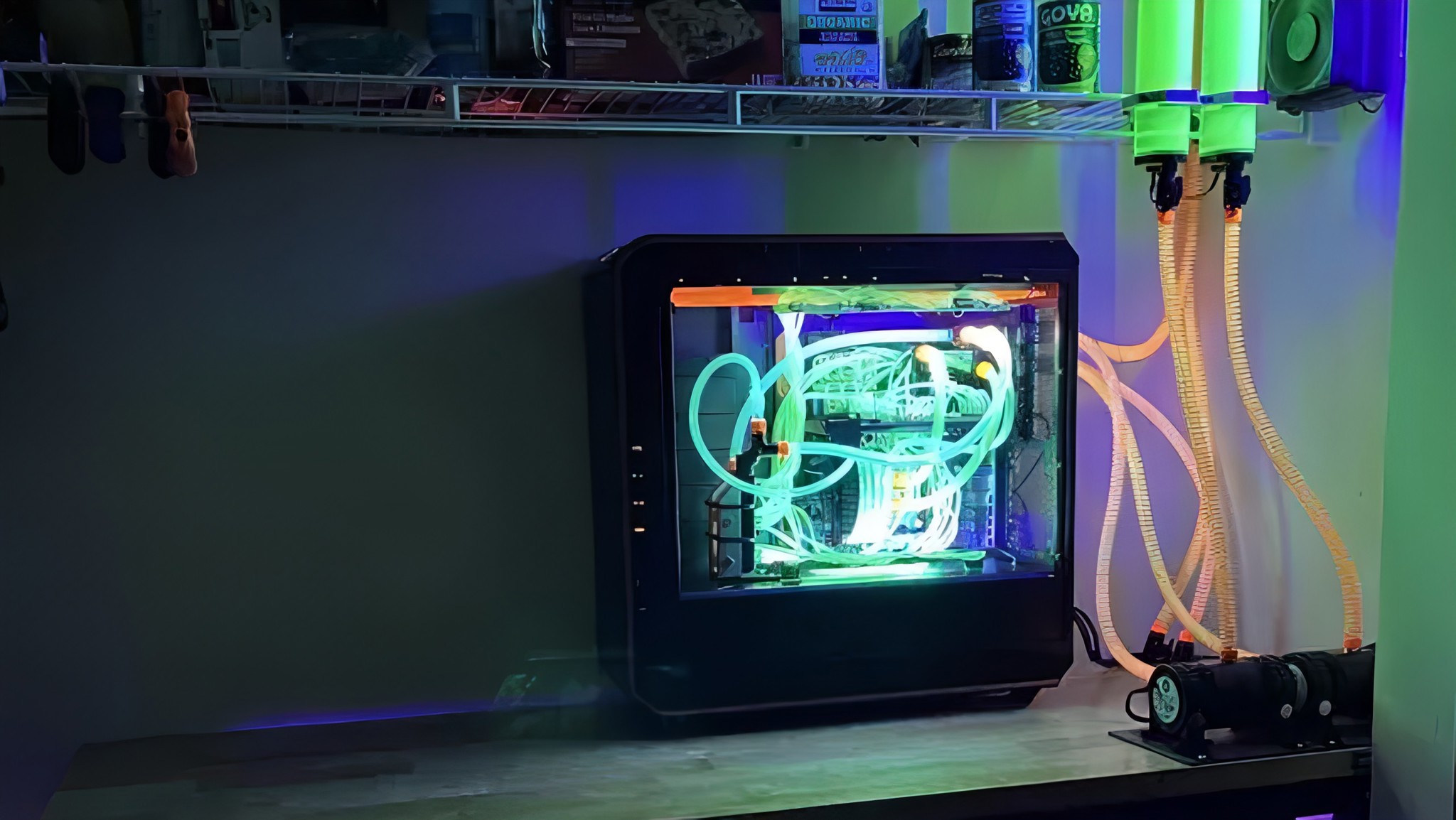 Mời bạn chiêm ngưỡng dàn PC gaming huỳnh quang được làm mát bằng 69 block nước tản nhiệt