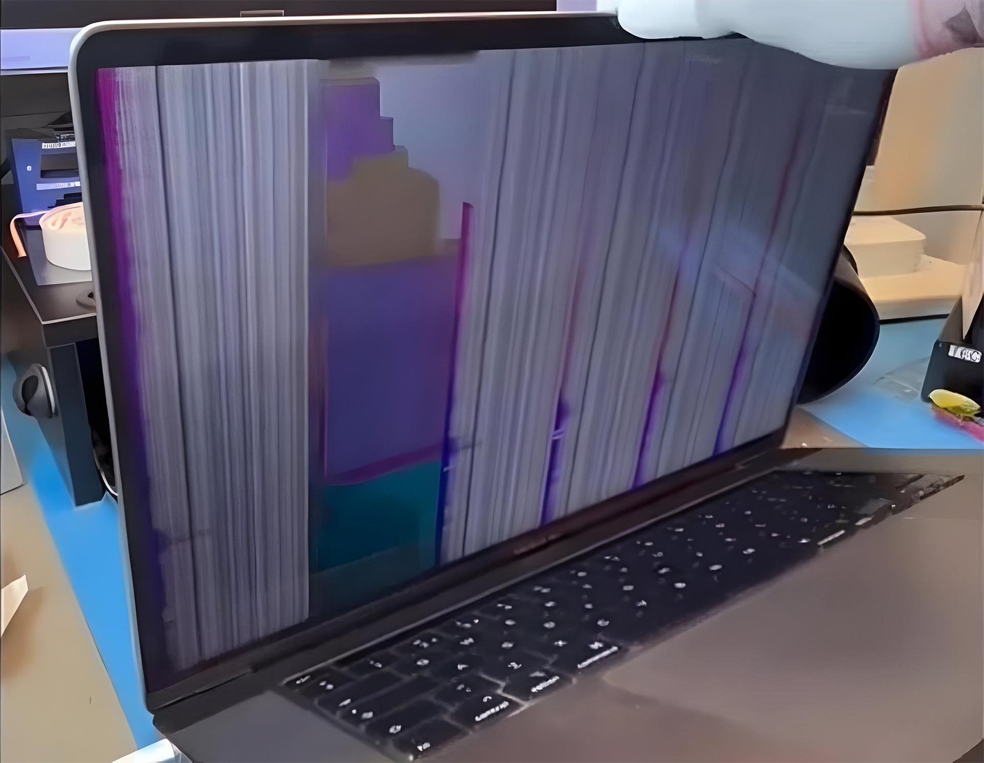 MacBook Pro bị ‘Dust Door’ khiến bụi chui vào máy và làm hỏng cáp màn hình