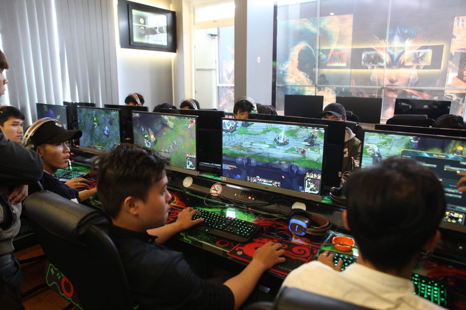 Dù có máy riêng hay không, ra net chơi game vẫn là thú vui tao nhã