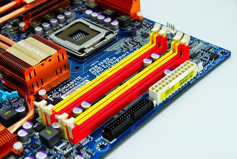 Vì sao khe RAM của một số mẫu mainboard lại có màu theo cặp xen kẽ?