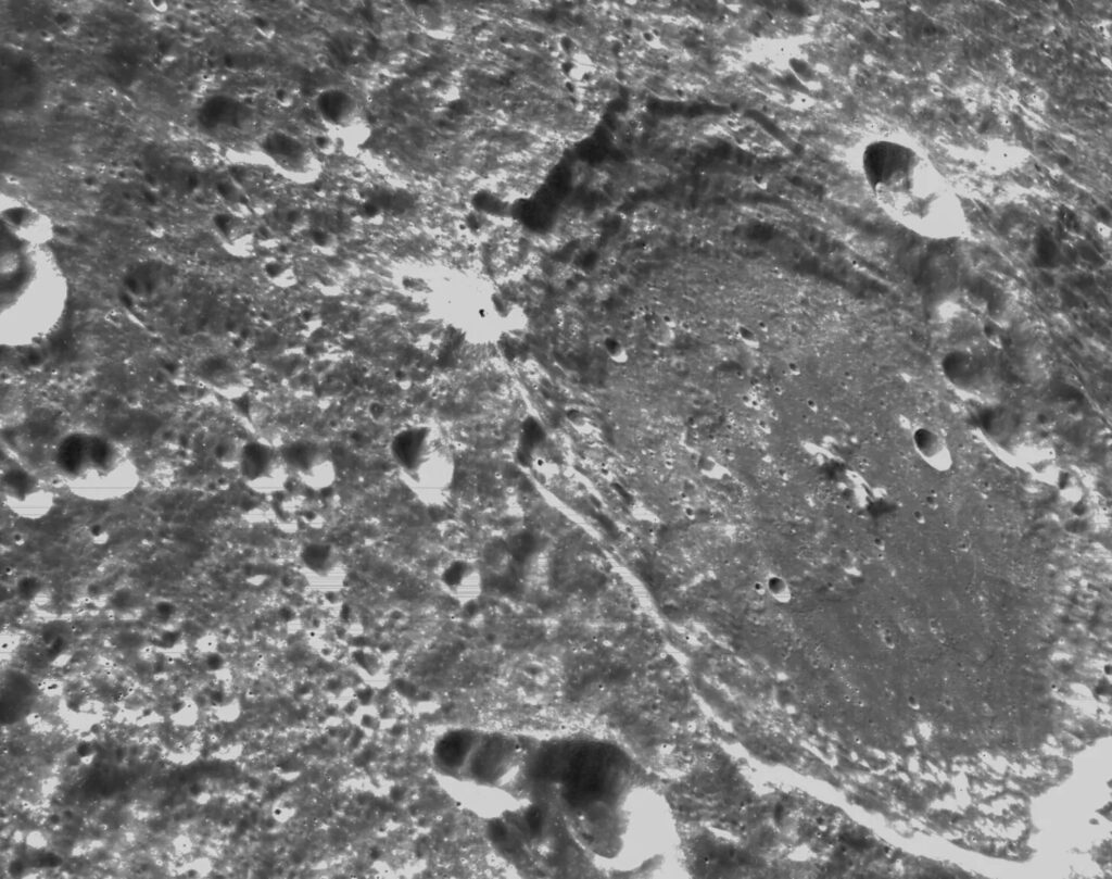 NASA công bố ảnh mặt trăng, chụp bởi tàu có người lái lần đầu tiên kể từ thời Apollo