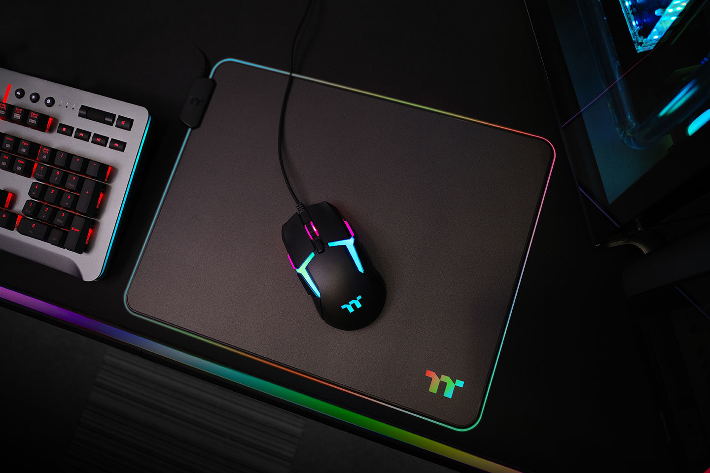 Thermaltake ra mắt tấm lót chuột mới thuộc series Level 20 RGB