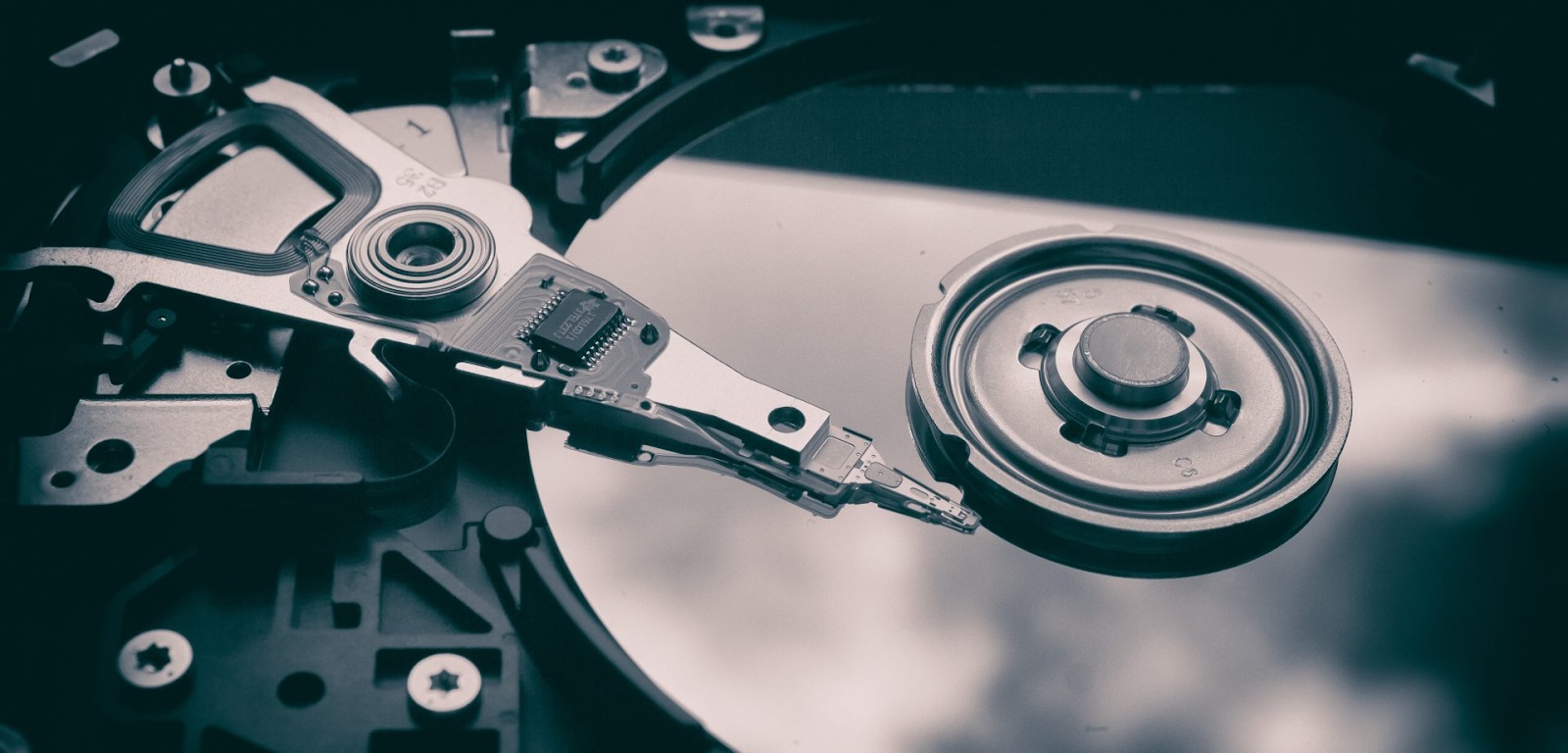 HDD không chết, dung lượng nó chỉ lớn hơn thôi, Seagate 7 năm sau có ổ 50 TB