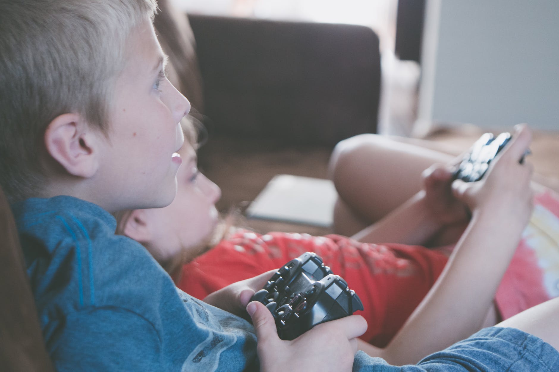 Giờ nhỏ mê game, lớn lên có con bạn sẽ dạy chúng thế nào?