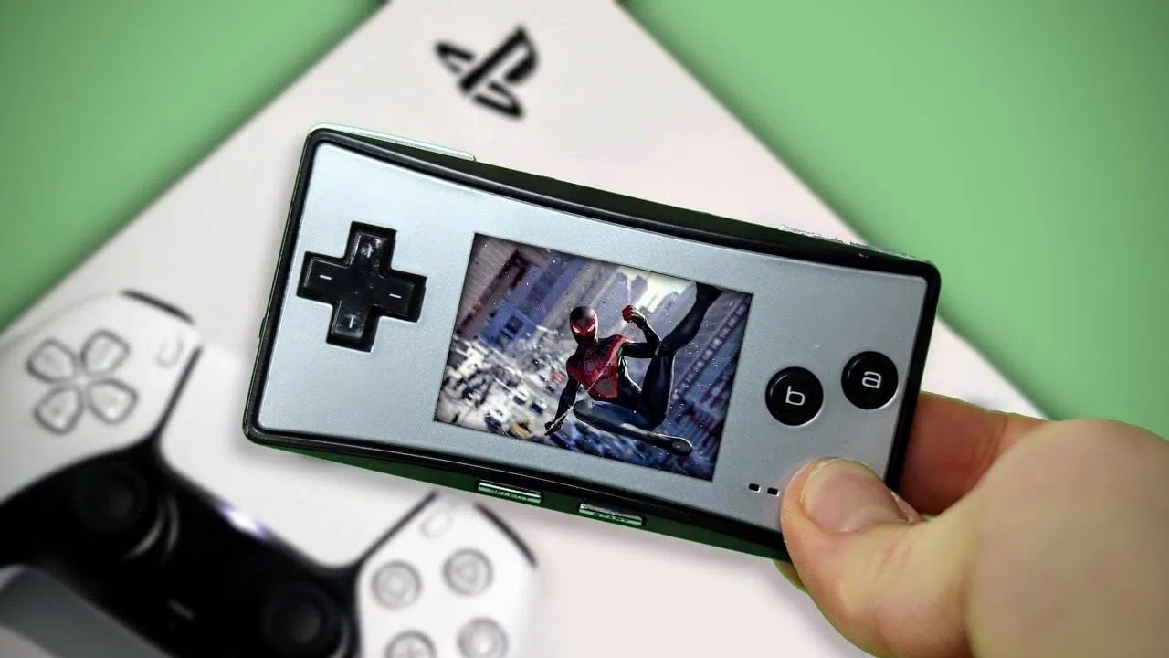 Phát hiện một game thủ "rảnh rỗi" chơi game PS5 trên màn hình cực nét của Game Boy
