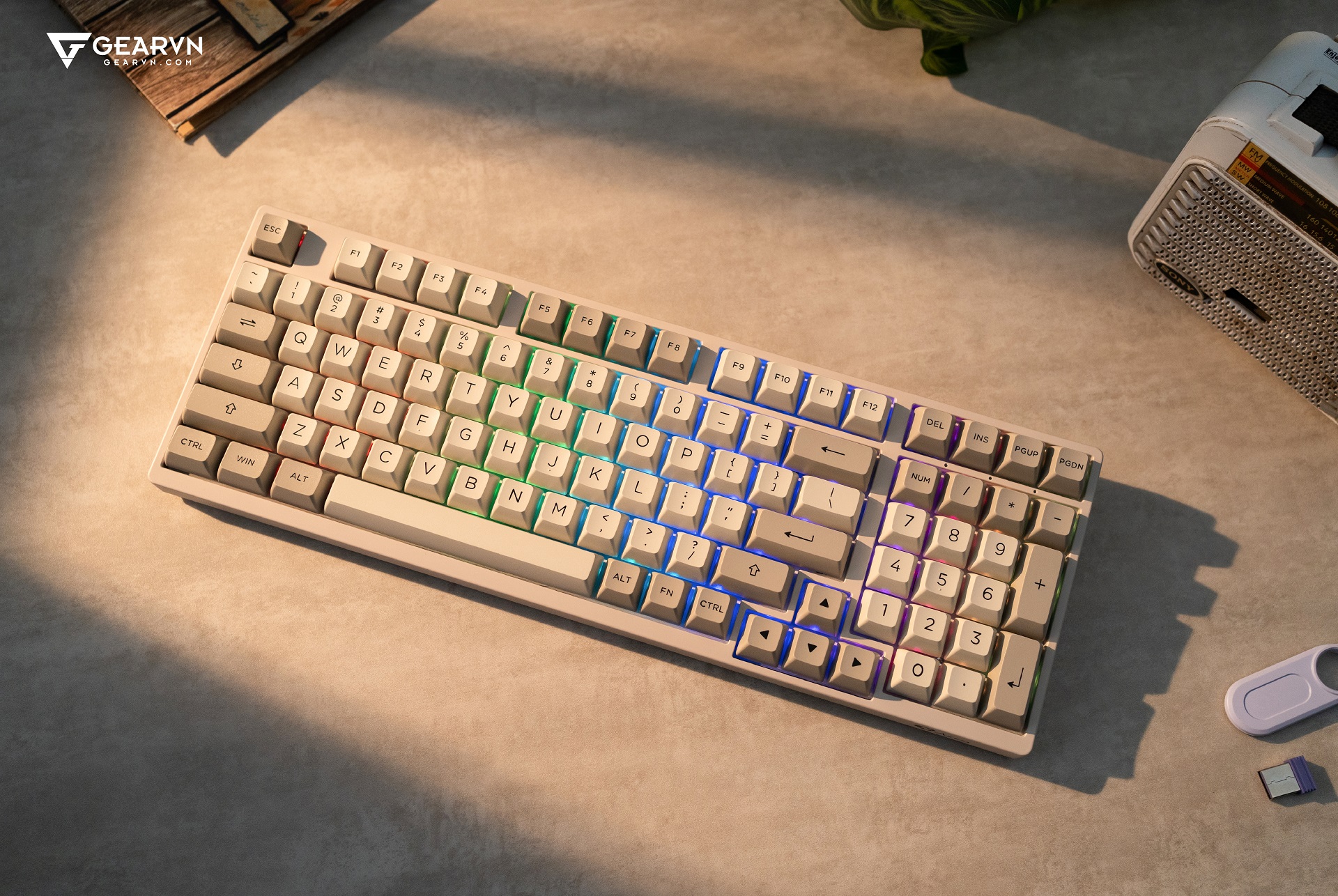 Đã qua rồi cái thời phím cơ văn phòng không "màu" bằng phím gaming, và Akko xứng đáng nhận công đầu trong việc tạo ra khác biệt