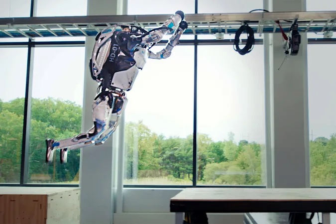 Boston Dynamics tung clip robot parkour như con người, phô diễn công nghệ đỉnh cao