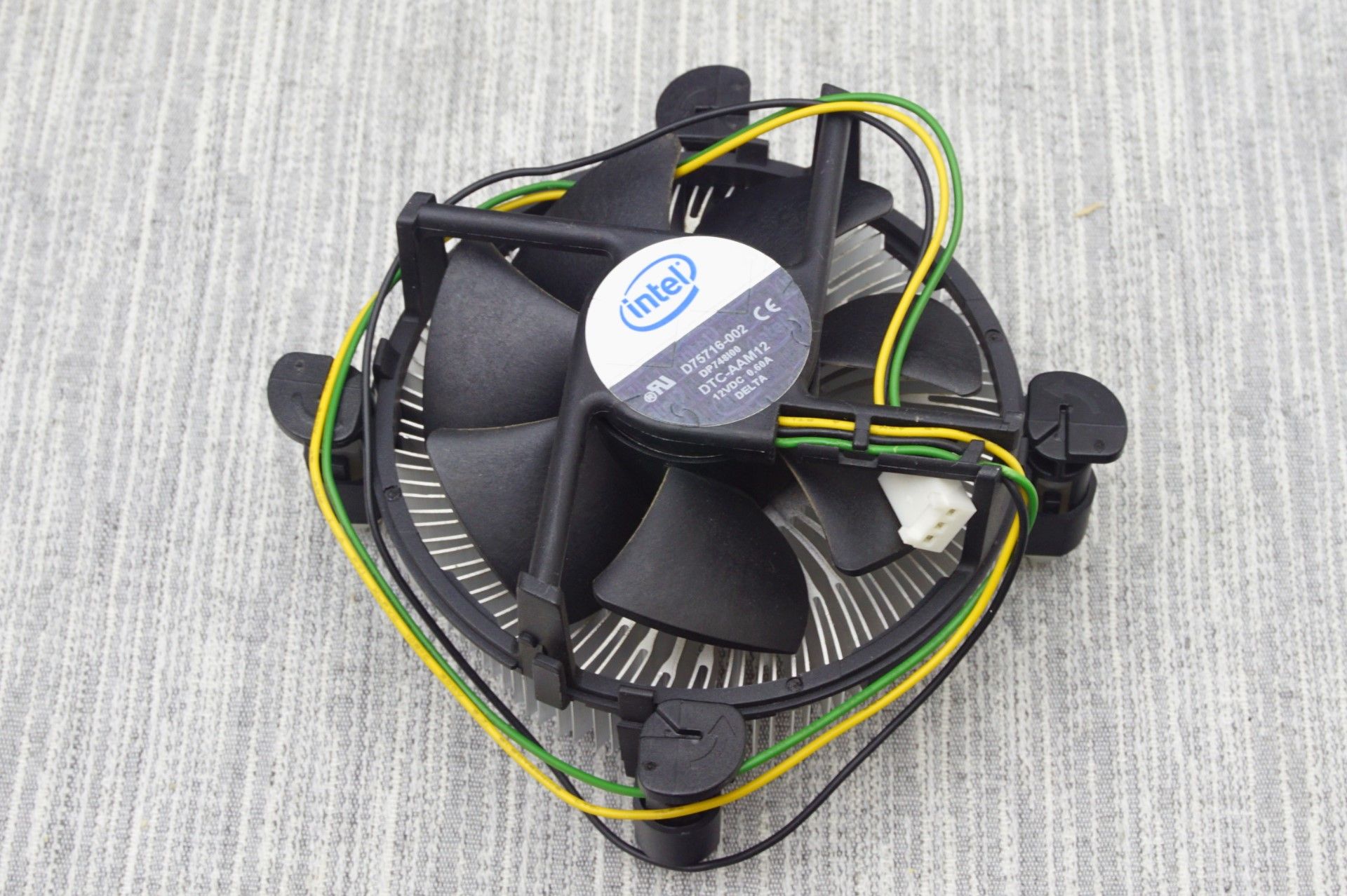 5 lý do bạn không nên dùng tản nhiệt của Intel