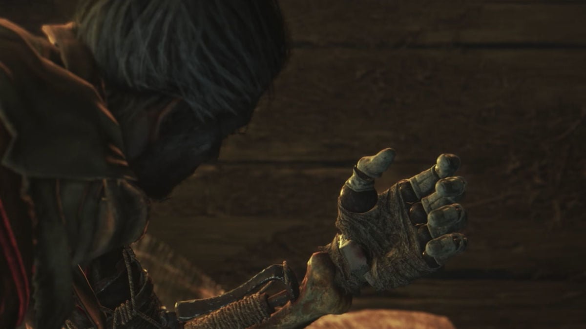 Hứng thú với chiếc rìu của Sekiro, Youtuber nổi tiếng quyết định mang nó ra đời thực
