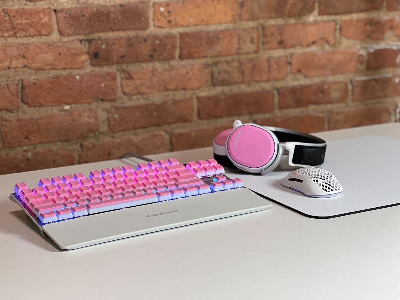 SteelSeries ra mắt bộ keycap và ốp tai nghe hồng cho game thủ bánh bèo