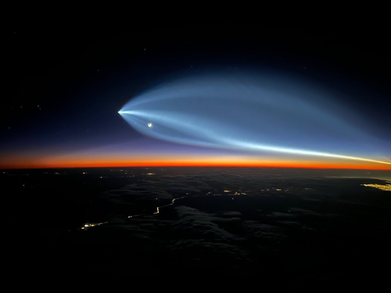 Mời bạn chiêm ngưỡng khung cảnh ngoạn mục khi tên lửa SpaceX vẽ sáng trời đêm ở tốc độ 8.000 Km/h