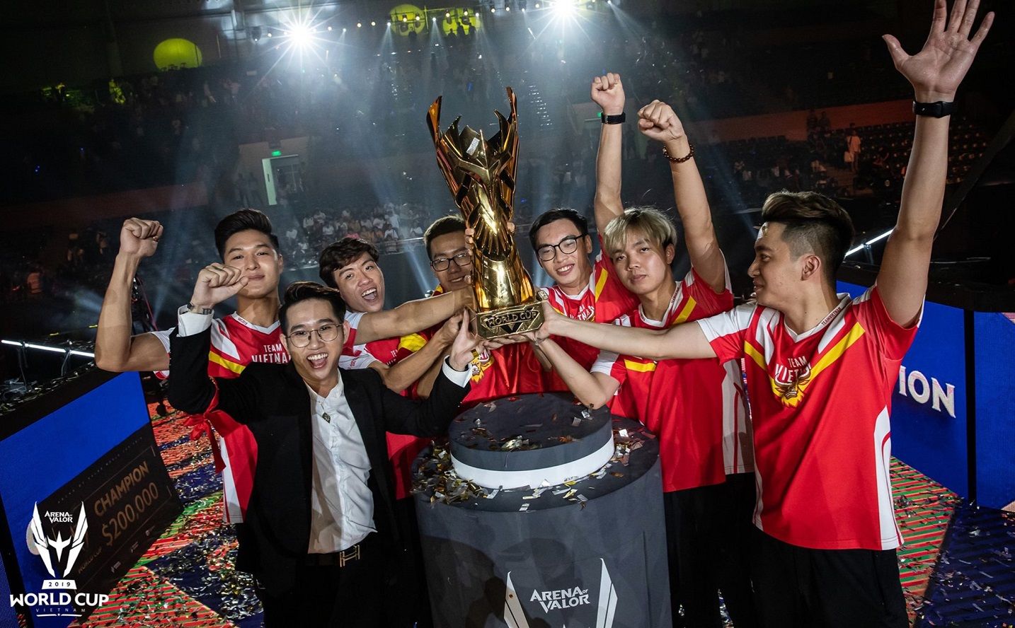 Team Flash chiến thắng MAD Team - Việt Nam nâng cúp vàng vô địch thế giới
