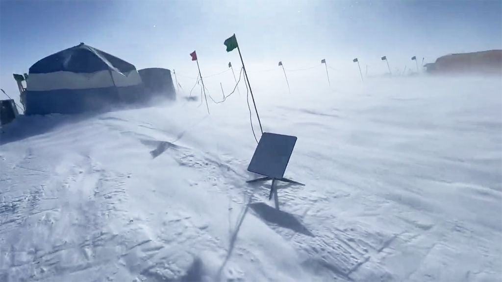 Nhờ Starlink của Elon Musk mà nhà khoa học ở Nam Cực vẫn có Internet để nghiên cứu lớp băng 2,7 triệu năm giữa gió 54km/h
