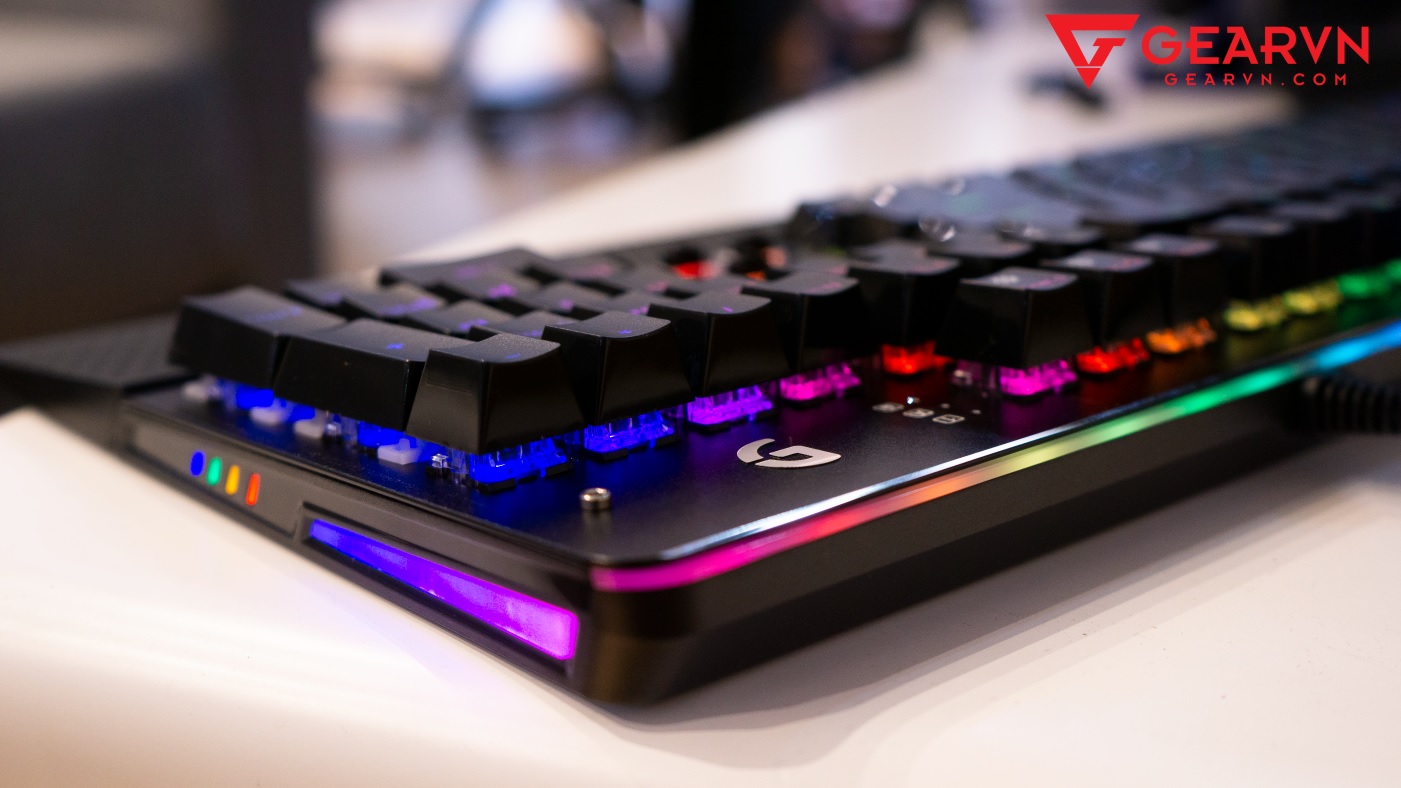 Trên tay bàn phím quang học Fuhlen Subverter RGB