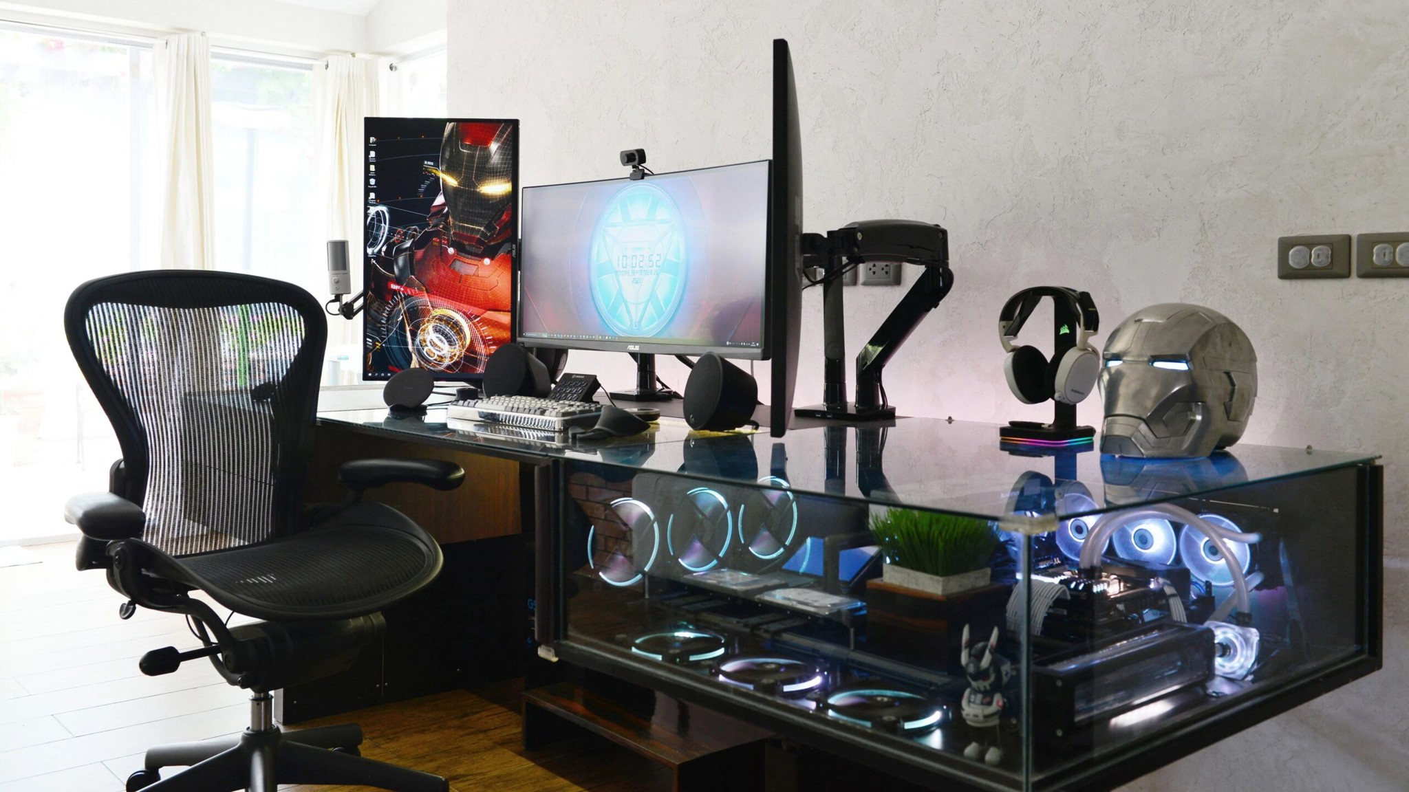 Mời bạn chiêm ngưỡng chiếc bàn kính tuyệt đẹp giam giữ “quái vật” RTX 4090