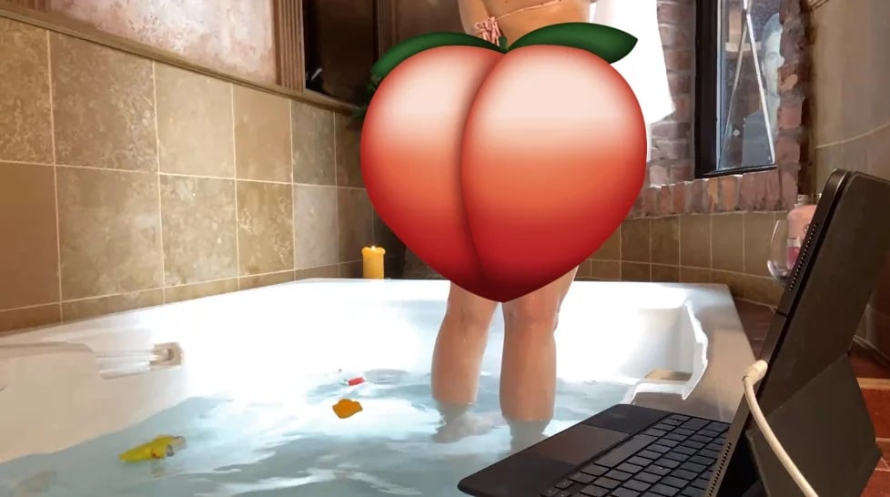 Nàng diễn viên phim người lớn stream mông trên Twitch và BÙM… 500.000 lượt xem cao nhất tháng
