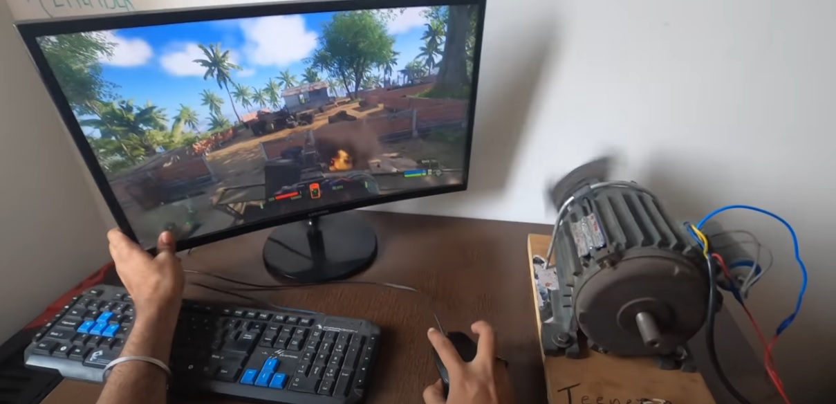 Vì tay cầm rung chưa đủ phê, game thủ nảy ra “tối kiến” gắn luôn mô-tơ lên bàn để bắn Crysis