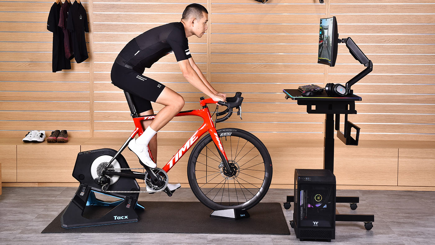 Thermaltake ra mắt bàn tự nâng Cycledesk 100 cho dân chuyên "đạp xe eSport"
