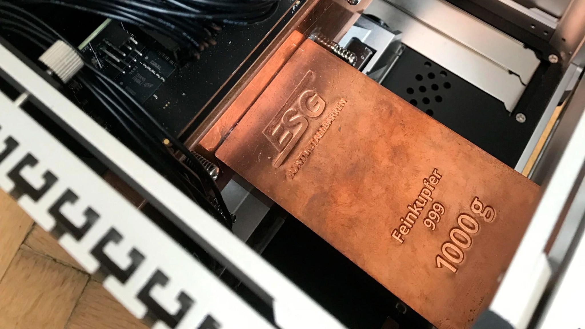 Modder xài nguyên cục đồng 1kg để làm mát thụ động cho CPU Ryzen 9 7950X