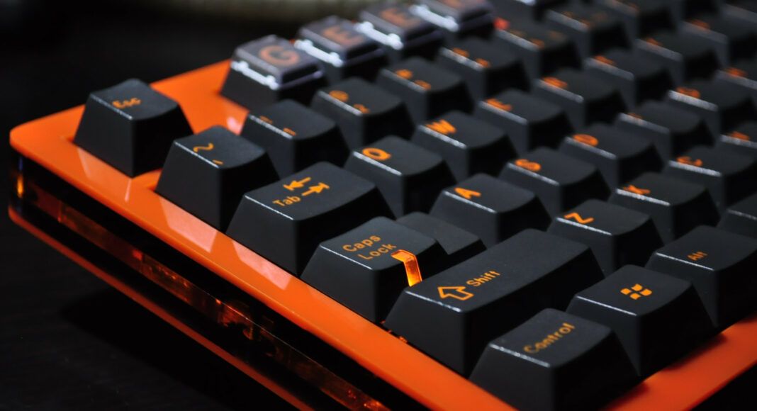 Bàn phím in nổi có dễ bị bay chữ hay không? Mình có mẹo chỉ cần sờ qua là biết