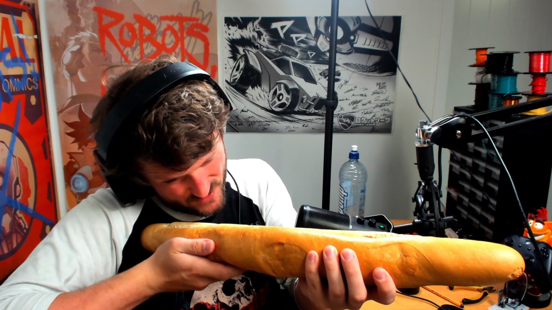 Xuất hiện streamer cầm... ổ bánh mì đi săn đầu người trong Call of Duty: Warzone