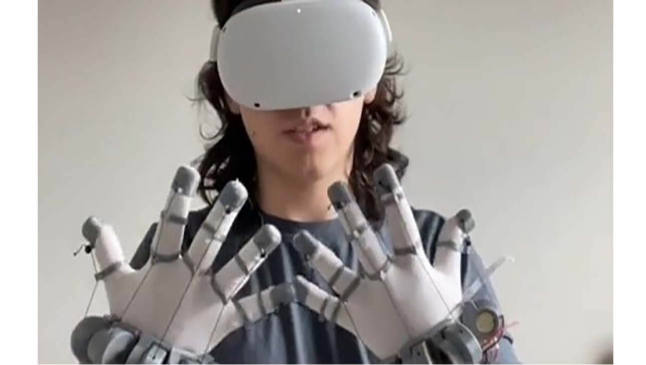 Hacker trẻ sáng chế găng tay VR phản hồi xúc giác hệt như “Iron Man” chỉ với 22 đô