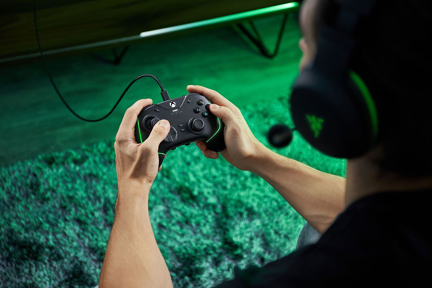 Razer ra mắt tay cầm Wolverine V2 Chroma có nút clicky phê pha cho game thủ Xbox và PC