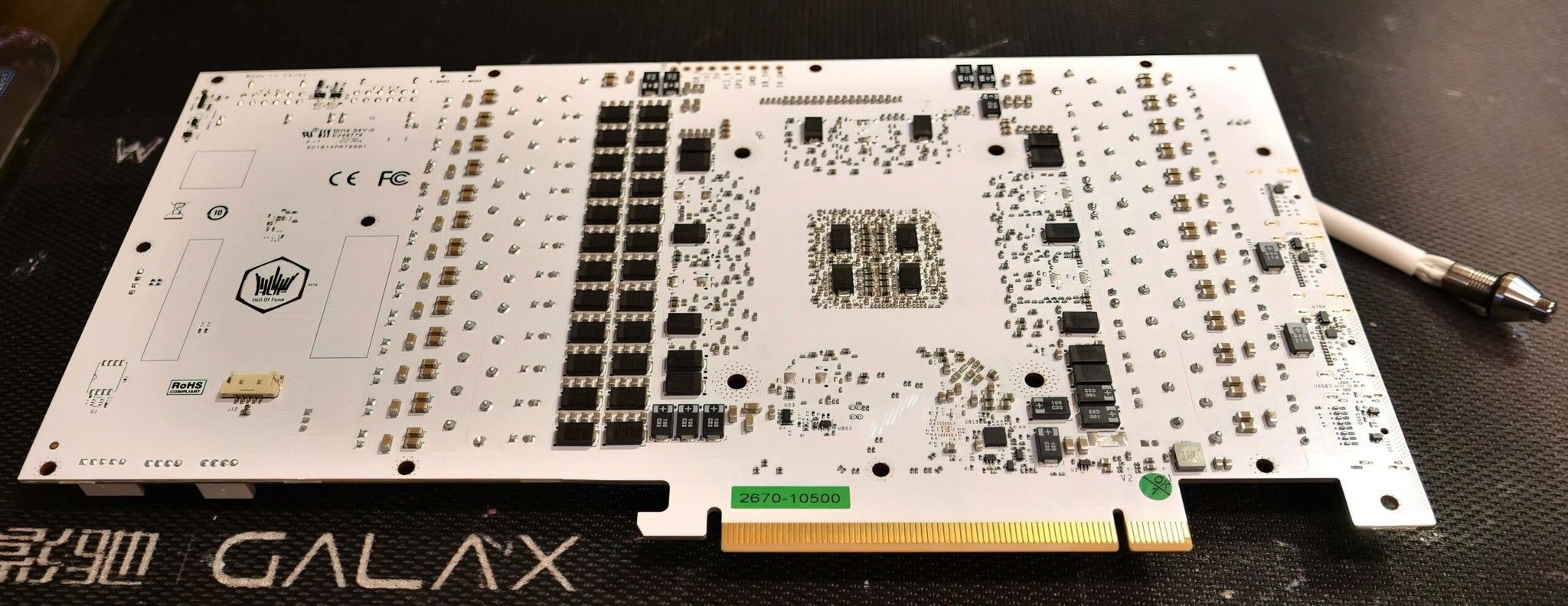 Lộ bảng mạch card GALAX GeForce RTX 4090 HOF trắng bóc với 2 cổng nguồn 16-pin và tới 36 phase điện