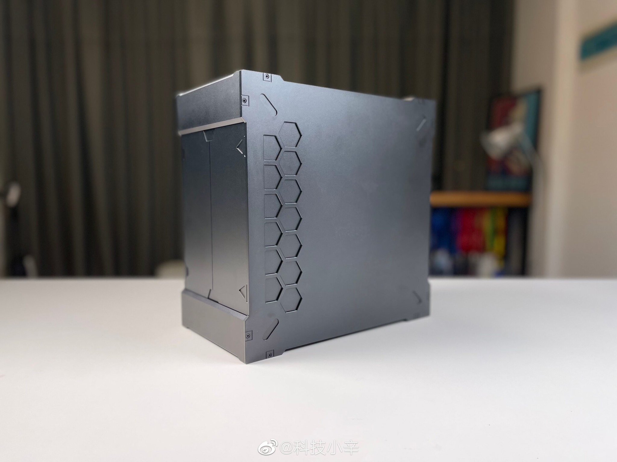 Xiaomi Host Mini PC "lộ hàng", nhỏ gọn mạnh mẽ, hỗ trợ card dày 2 khe