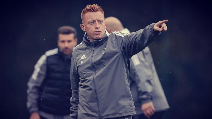 Xuất hiện một quản lý đội bóng chuyên nghiệp trẻ tuổi tập luyện bằng… Football Manager