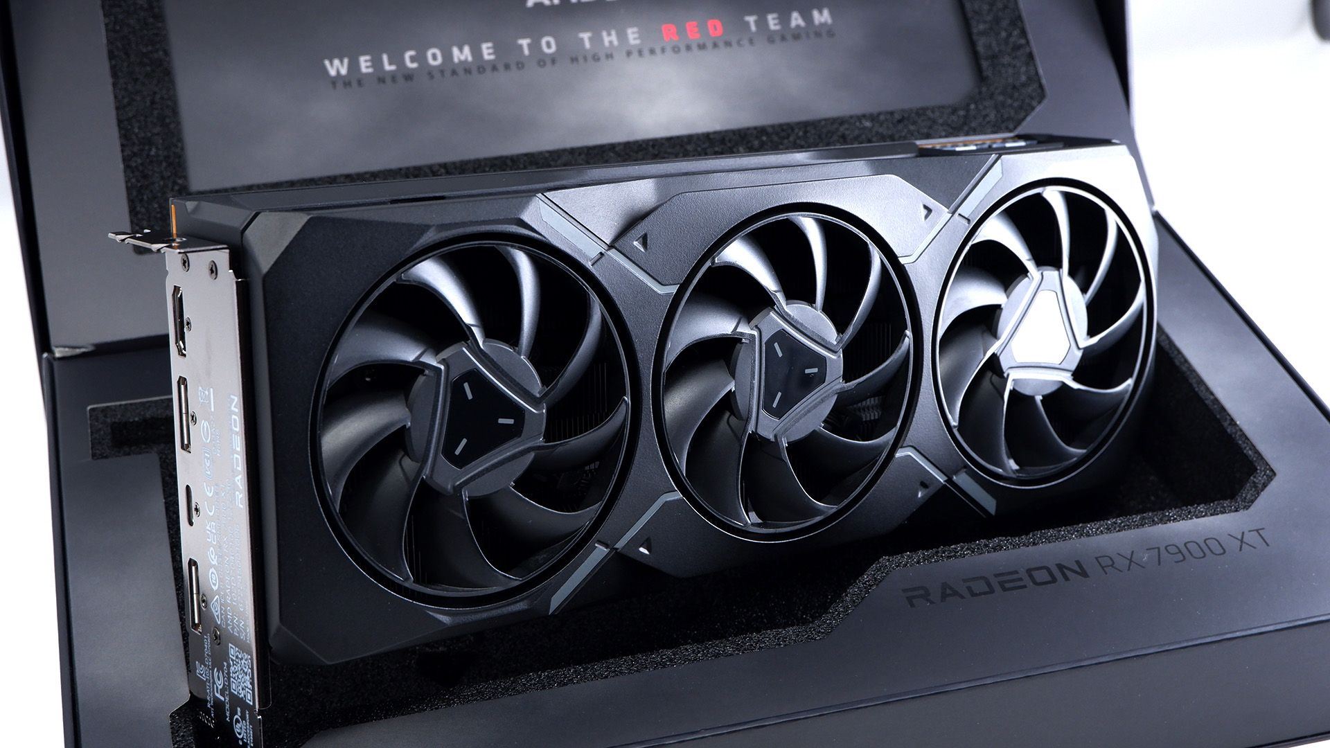 Lộ tin AMD sẽ tung công nghệ Fluid Motion Frames đối đầu với Nvidia Frame Generation vào tháng 9/2023