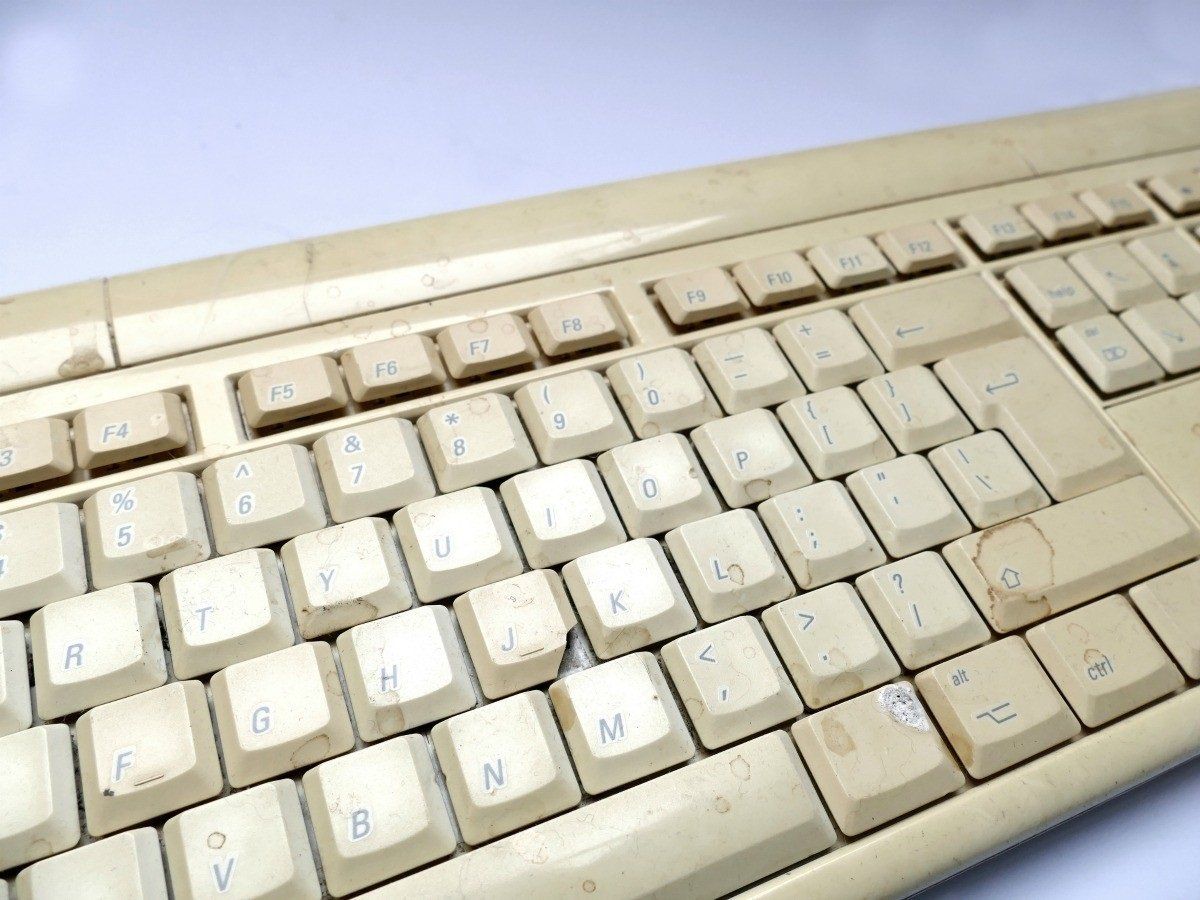 Vì sao đồ nhựa thường ngả vàng thành 