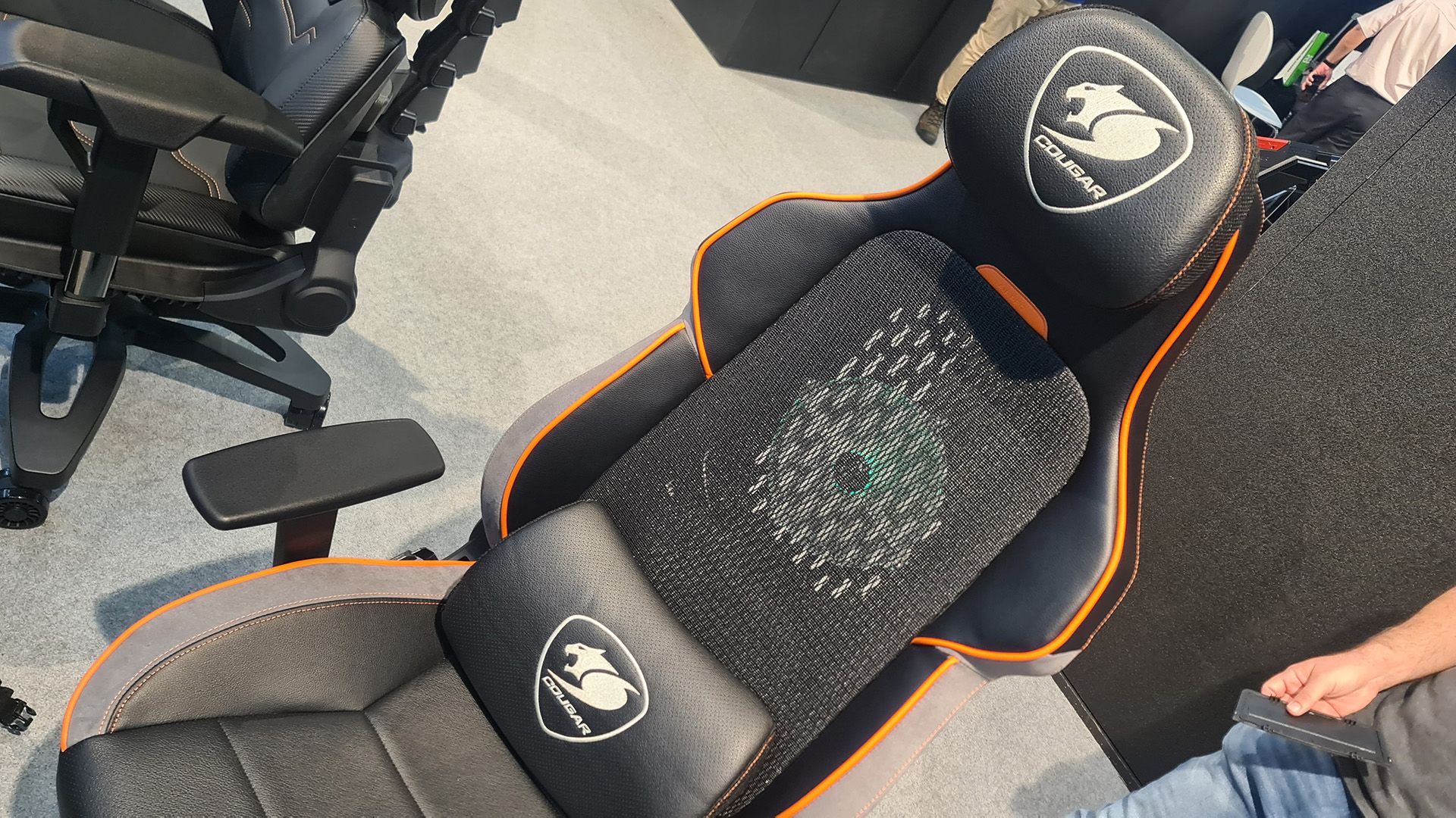 Cougar giới thiệu ghế gaming NxSys Aero gắn quạt bự chà bá làm mát lưng game thủ, giá 399 đô