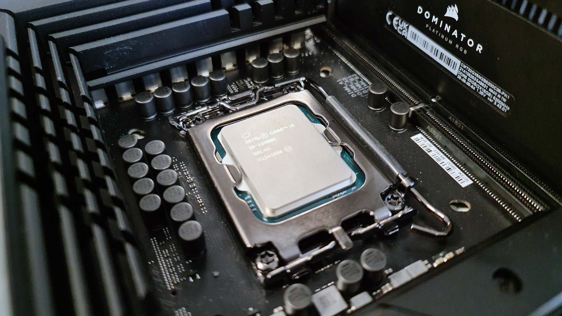 Intel khẳng định CPU Alder Lake bị cong là “đúng kỹ thuật”, vẫn xài được bình thường