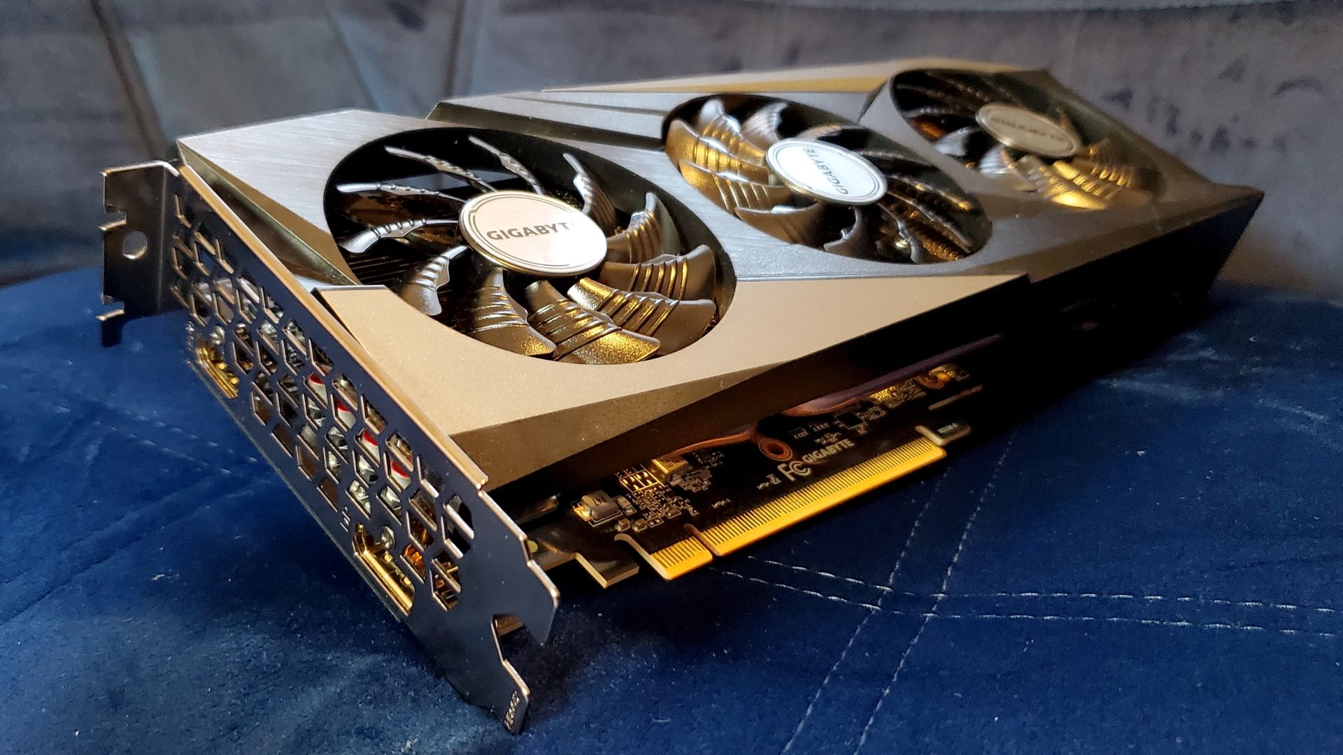 Nhanh như chớp, Radeon RX 6500 XT khan hiếm hàng ngay trong ngày ra mắt