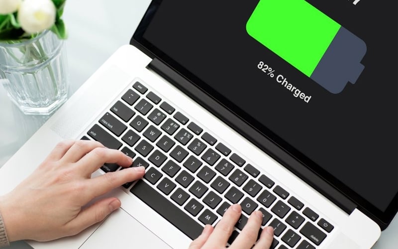 Có thể vừa sạc vừa sử dụng laptop Dell