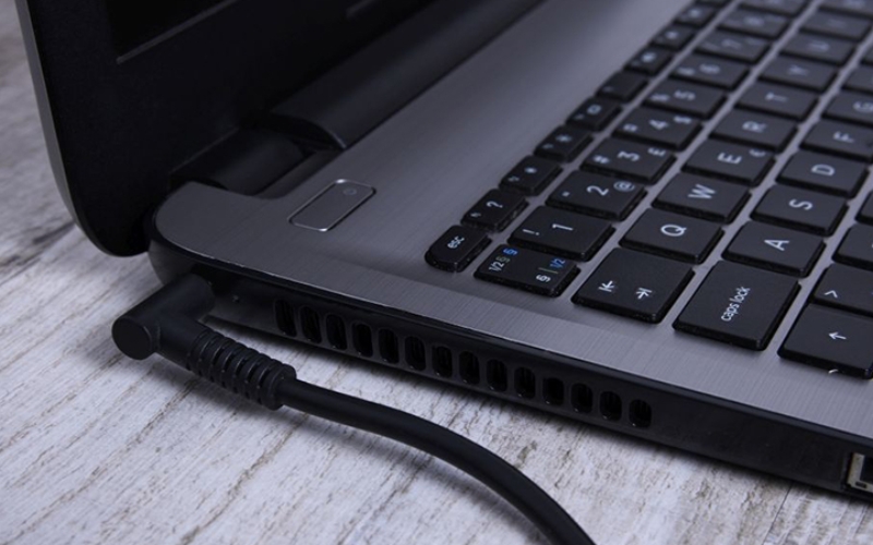 Vừa sạc vừa sử dụng khiến laptop Dell dễ tăng nhiệt độ cao