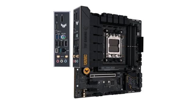 Khe cắm M.2 PCIe 5.0 với tấm tản nhiệt được mở ra