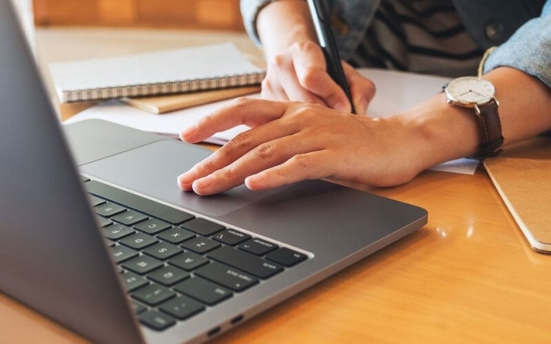 Ưu nhược điểm khi lựa chọn laptop cho con học