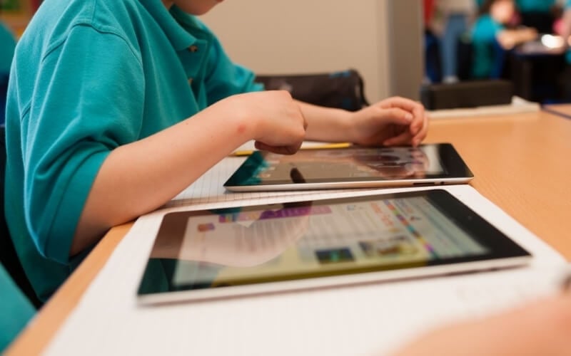 Lựa chọn thiết bị cho học sinh cấp 1