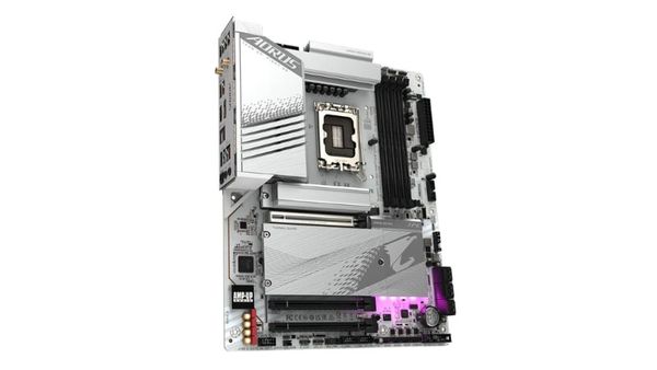 Bo mạch chủ GIGABYTE Z790 AORUS ELITE AX ICE được lắp trong một case máy tính