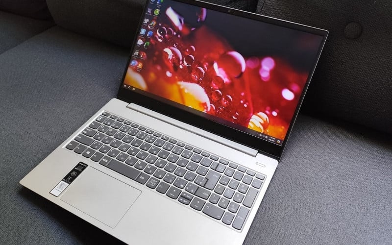 Hãy ưu tiên màn hình có kích thước từ 15.6 inch trở lên, độ phân giải Full HD