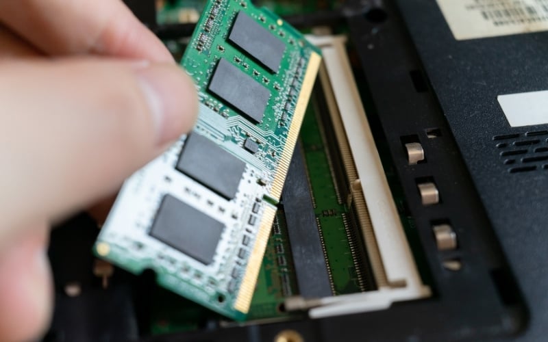 RAM là bộ nhớ đệm, lưu trữ tạm thời các dữ liệu game cần thiết để CPU và GPU truy xuất nhanh