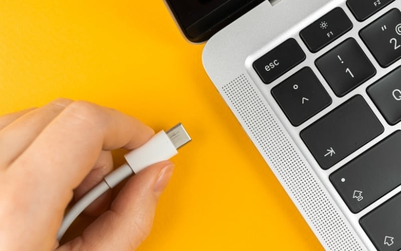 Khi pin đạt 100%, mạch sẽ tự động ngắt sạc và chuyển sang sử dụng nguồn điện trực tiếp từ adapter