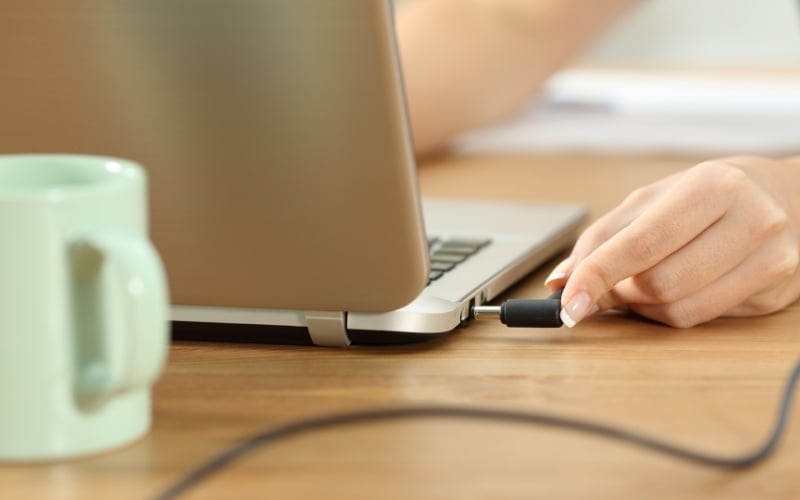 Sử dụng các bộ sạc không chính hãng có thể gây hư hỏng cho cả pin và các linh kiện khác bên trong laptop