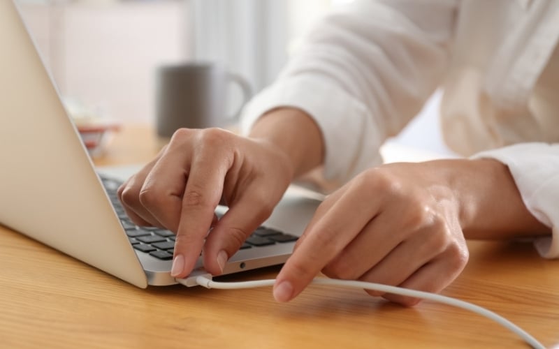 Ưu tiên sử dụng bộ sạc đi kèm theo máy hoặc mua sạc thay thế chính hãng