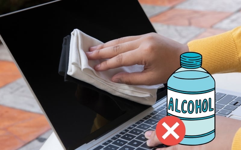Không nên lau màn hình laptop bằng cồn nếu không có kinh nghiệm