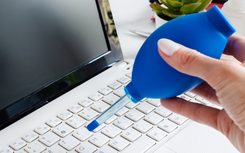 Sử dụng bóng thổi bụi hoặc chổi lông mềm để nhẹ nhàng làm sạch bụi, tóc và các mảnh vụn